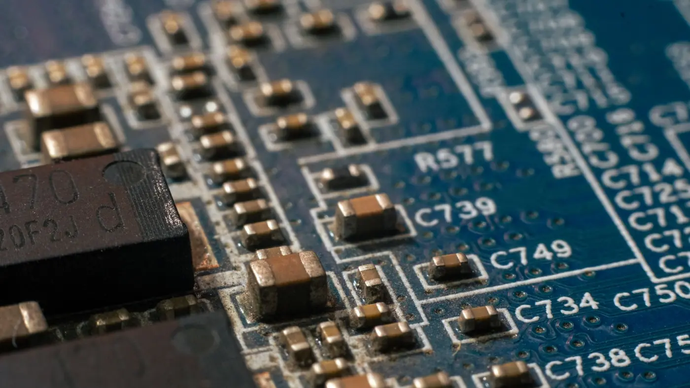 Primo piano di una scheda elettronica blu